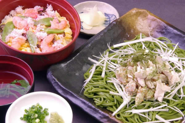 紅ずわい蟹と小海老の五目ちらしと茶そばのセット 