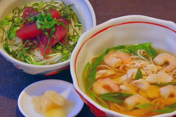 ぶえん鰹の漬け丼と小海老と鶏肉の南蛮そばセット