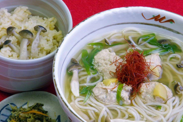 栗つみれ葛かけそばとしめじ御飯セット （鶏肉・高千穂葛使用）