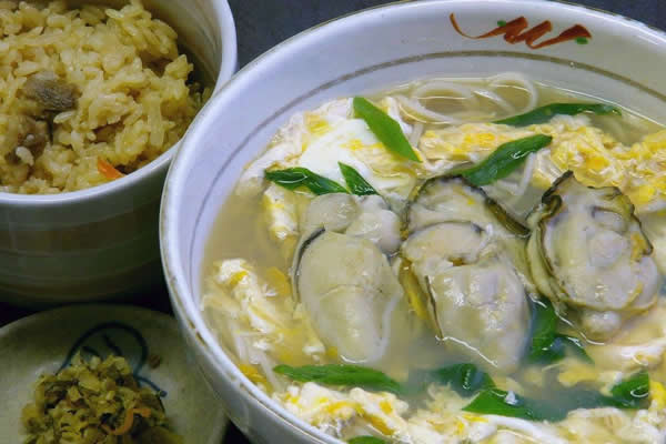 牡蠣とじそばとかしわ御飯のセット