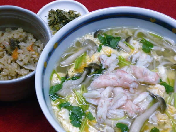 マルズワイガニの玉子とじそばとかしわ御飯セット