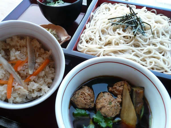 3種のピリ辛鶏つみれせいろ膳