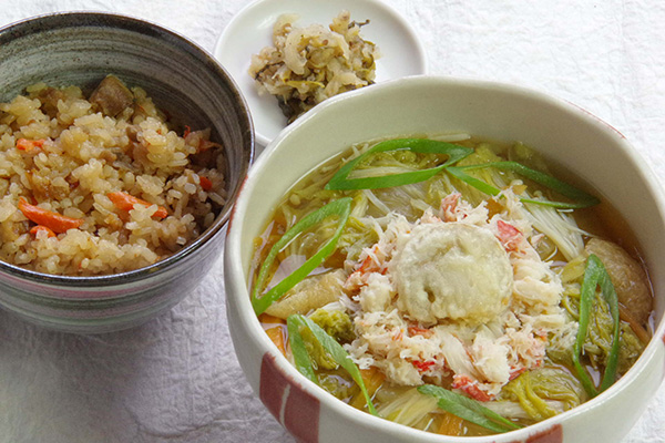 ズワイガニとホタテのたっぷり旬菜そばとかしわ御飯のセット